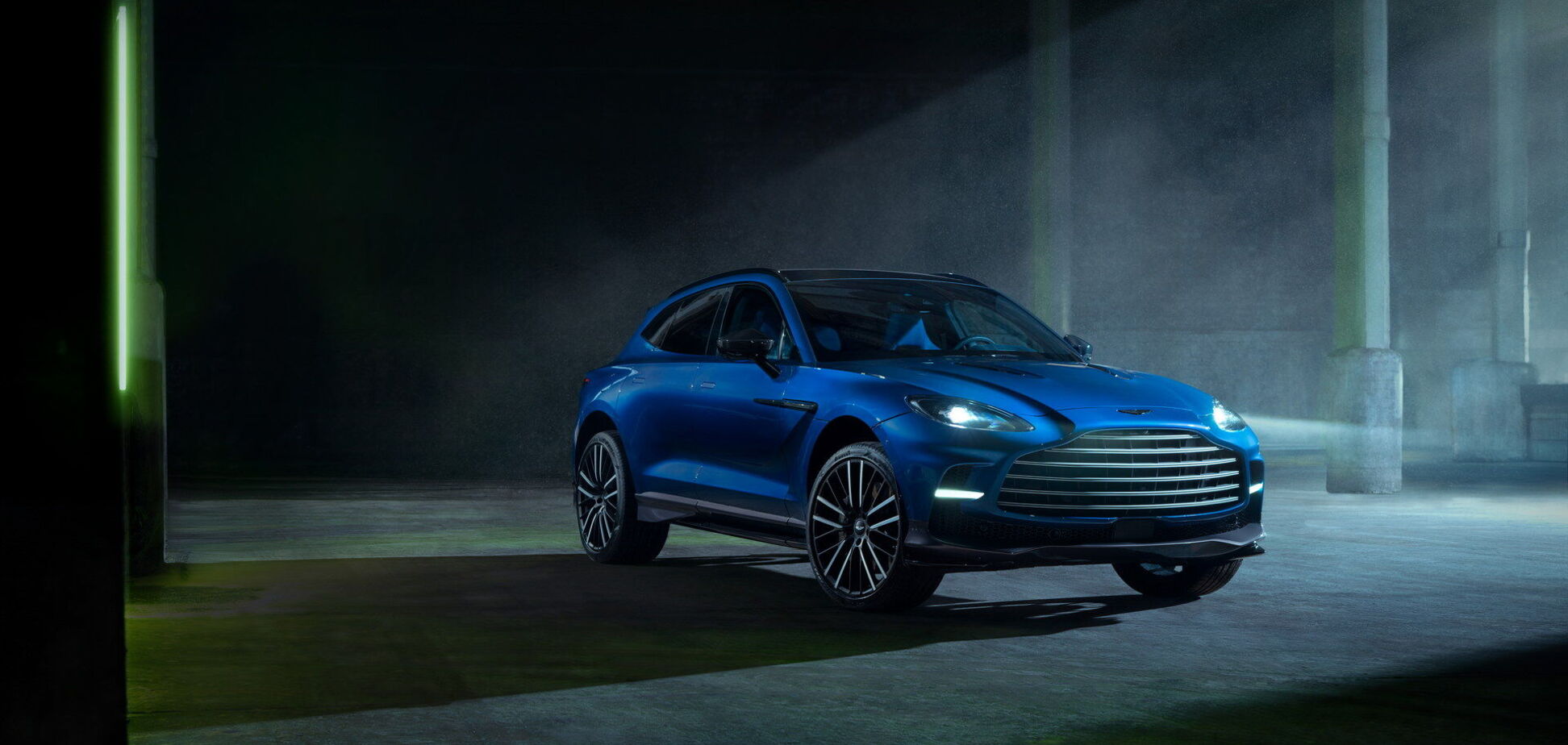 Aston Martin представил новый кроссовер DBX707