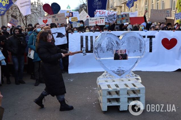 Студенти на акції за відставку Шкарлета розбили молотком крижане серце
