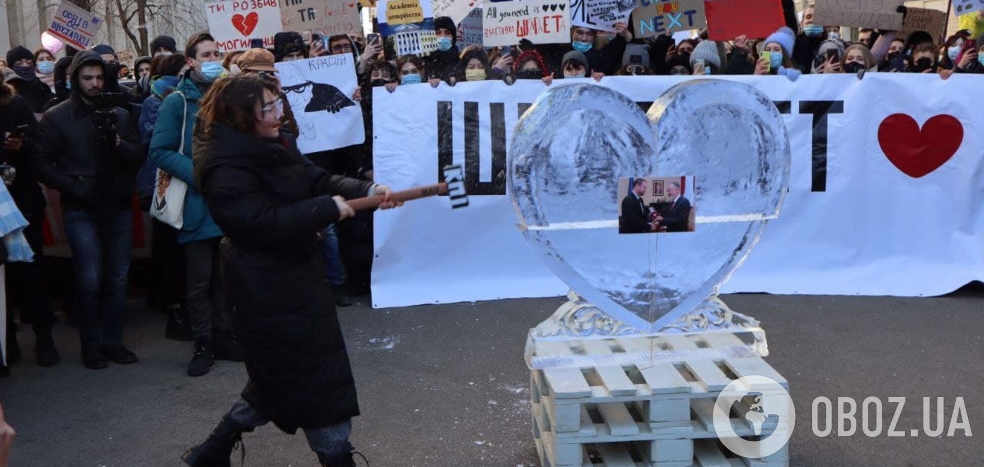 Студенты на акции за отставку Шкарлета разбили молотком ледяное сердце