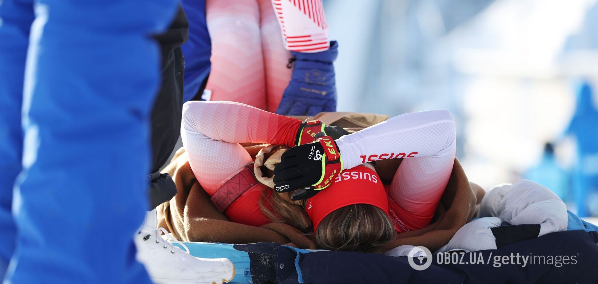 Швейцарскую биатлонистку унесли с олимпийской трассы на носилках