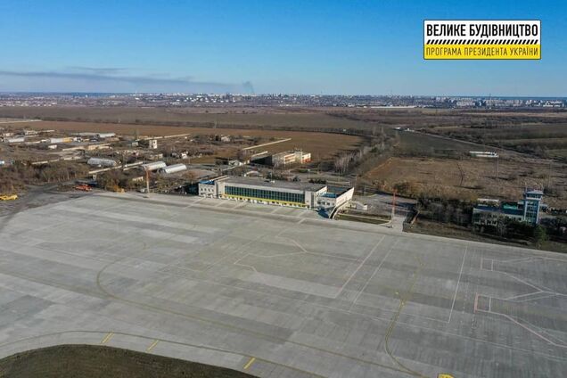 В Херсоне завершается реконструкция взлетно-посадочной полосы в аэропорту. Фото