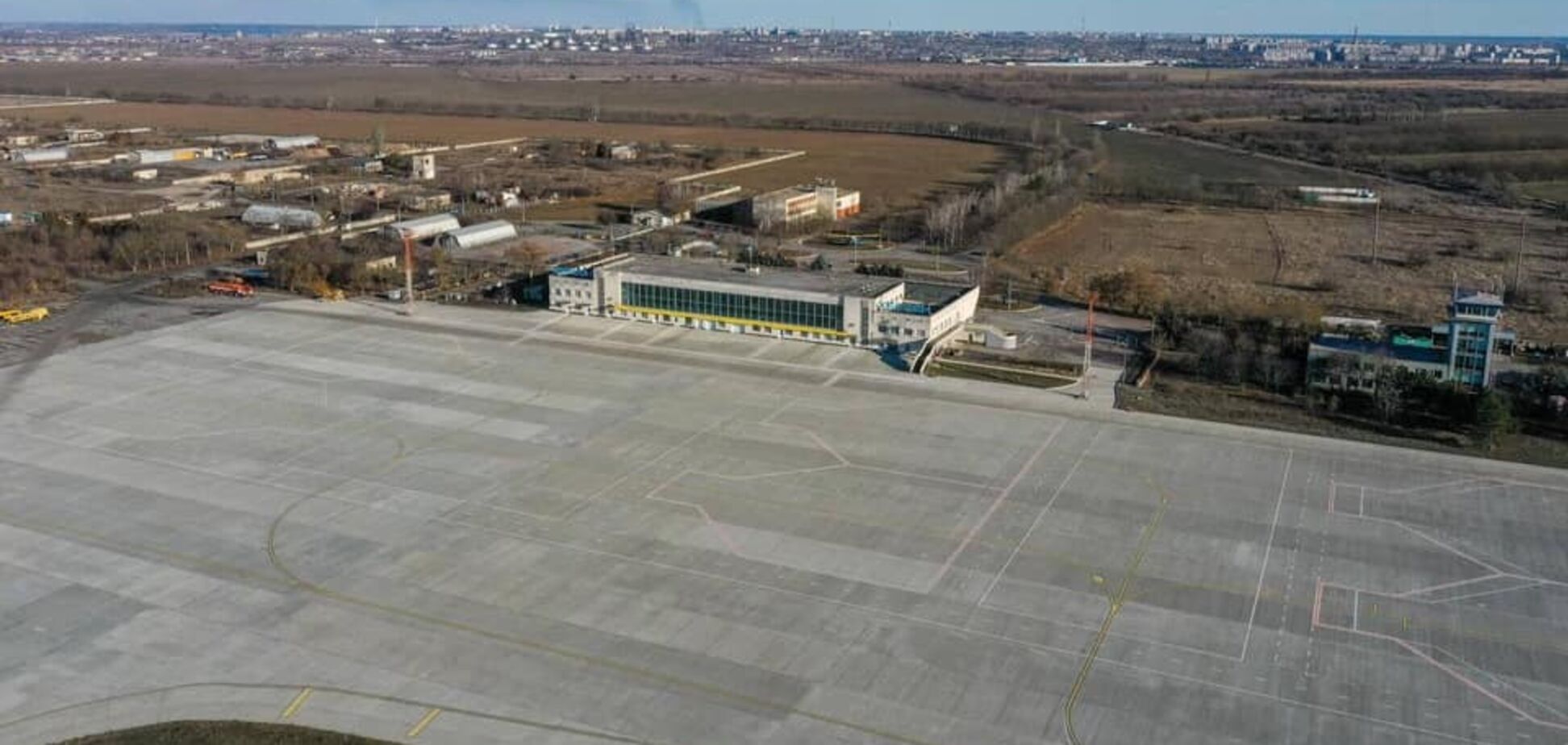 В Херсоне завершается реконструкция взлетно-посадочной полосы в аэропорту. Фото