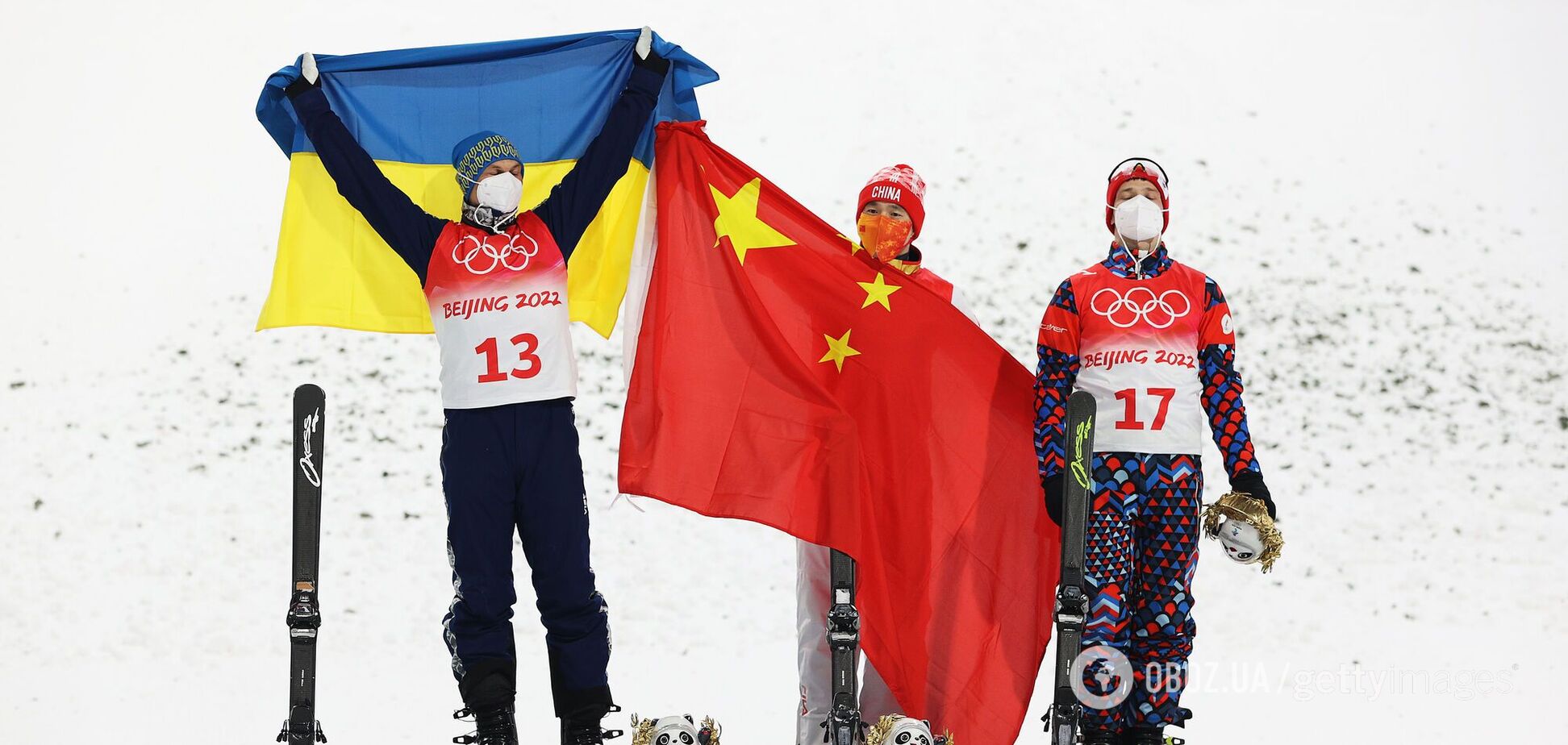 Російський фристайліст обійняв українця Абраменка після завоювання медалей Олімпіади