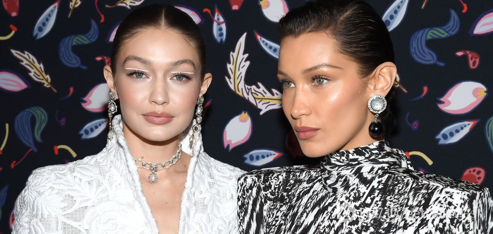 Сестры Хадид снялись полностью обнаженными в рекламе Versace: из 'одежды' – только сумочки