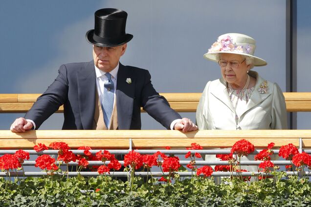Принц Ендрю та королева Єлизавета II