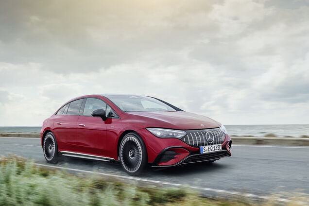 Mercedes-AMG представив дві версії електромобіля EQE