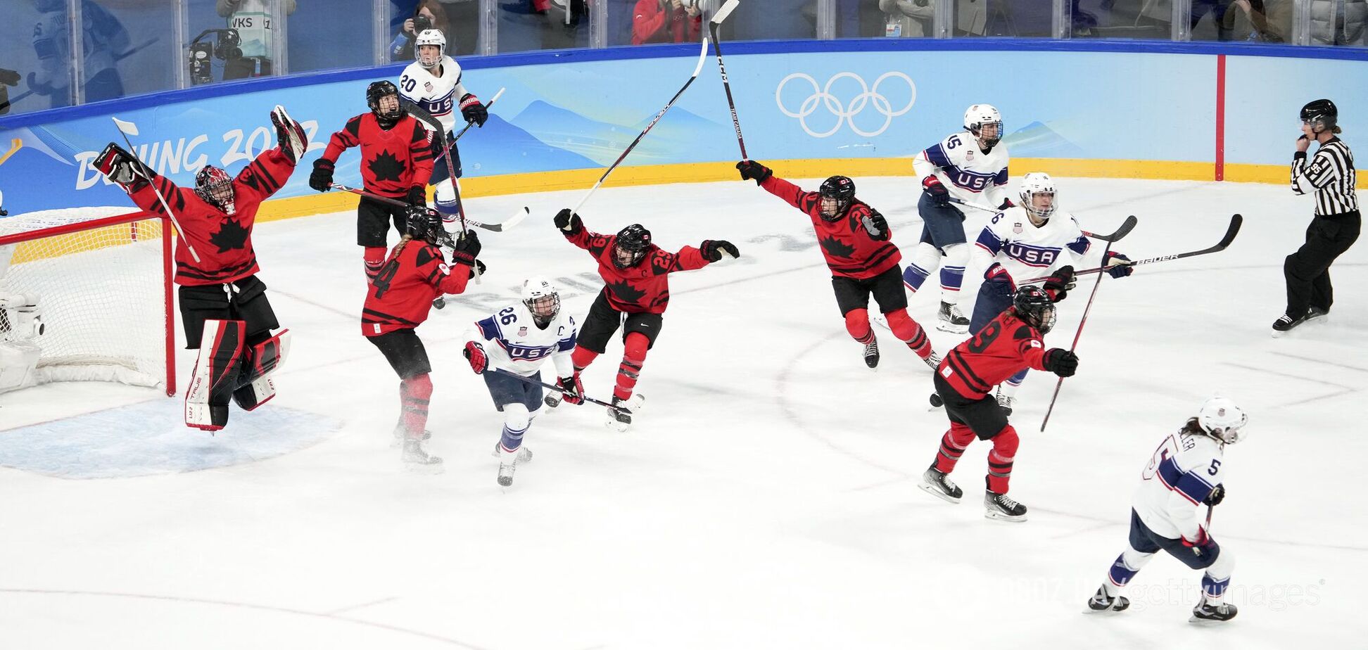 Збірна Канади з хокею взяла реванш у США у фіналі жіночого турніру Пекіна-2022. Відео