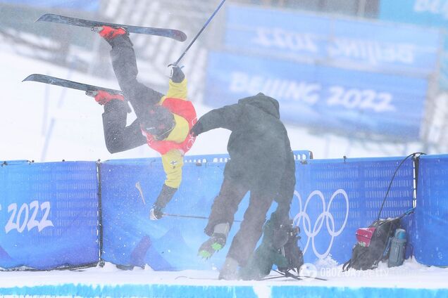 Фристайлист врезался в оператора на Олимпиаде. Видео