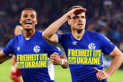 Немецкое СМИ 'заклеило' лого 'Газпрома' на форме команды из-за Украины