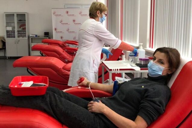 Робимо кожен, хто що може на своєму місці, – дружина Порошенка здала кров для поранених бійців