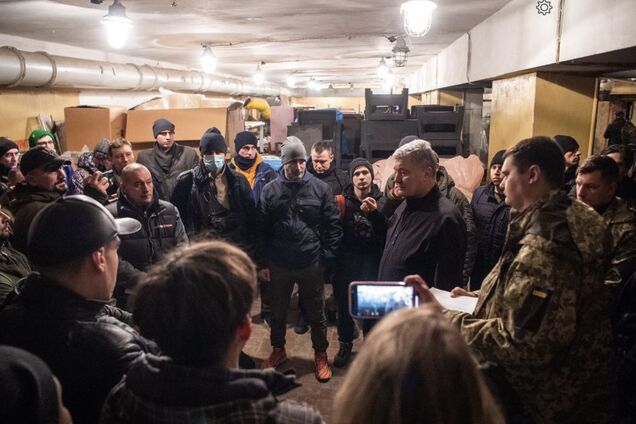 Бойцы теробороны получают оружие, включая автоматы и гранатометы, – Порошенко