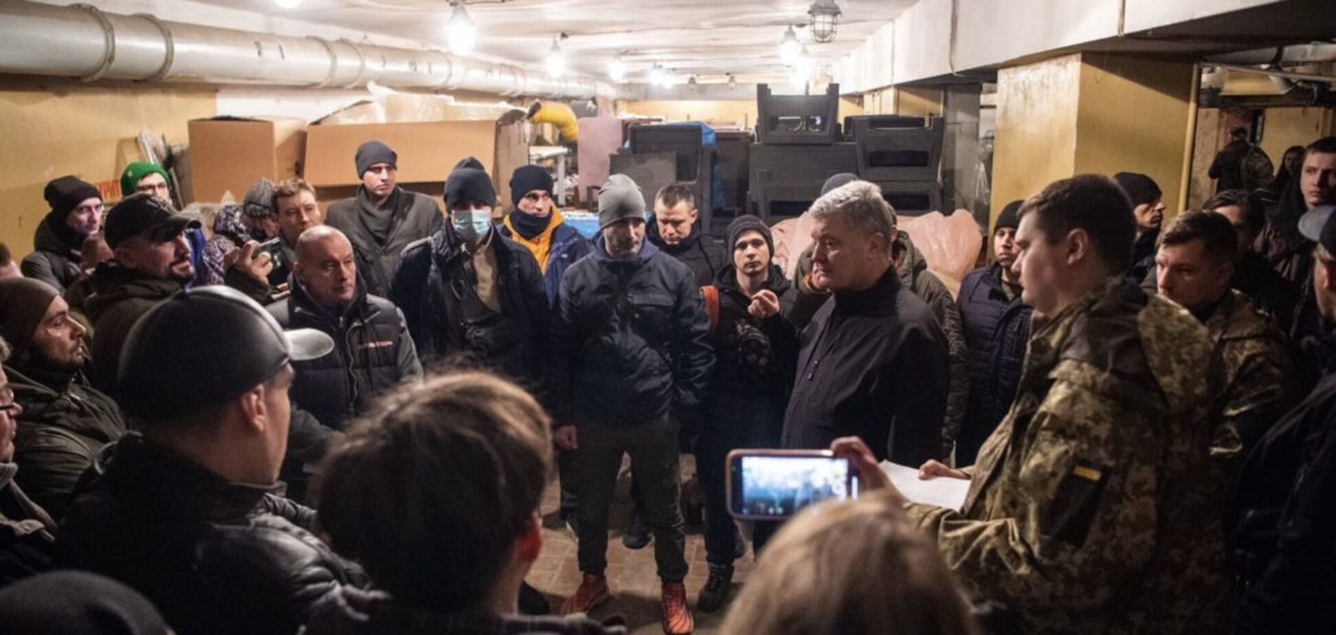 Бойцы теробороны получают оружие, включая автоматы и гранатометы, – Порошенко