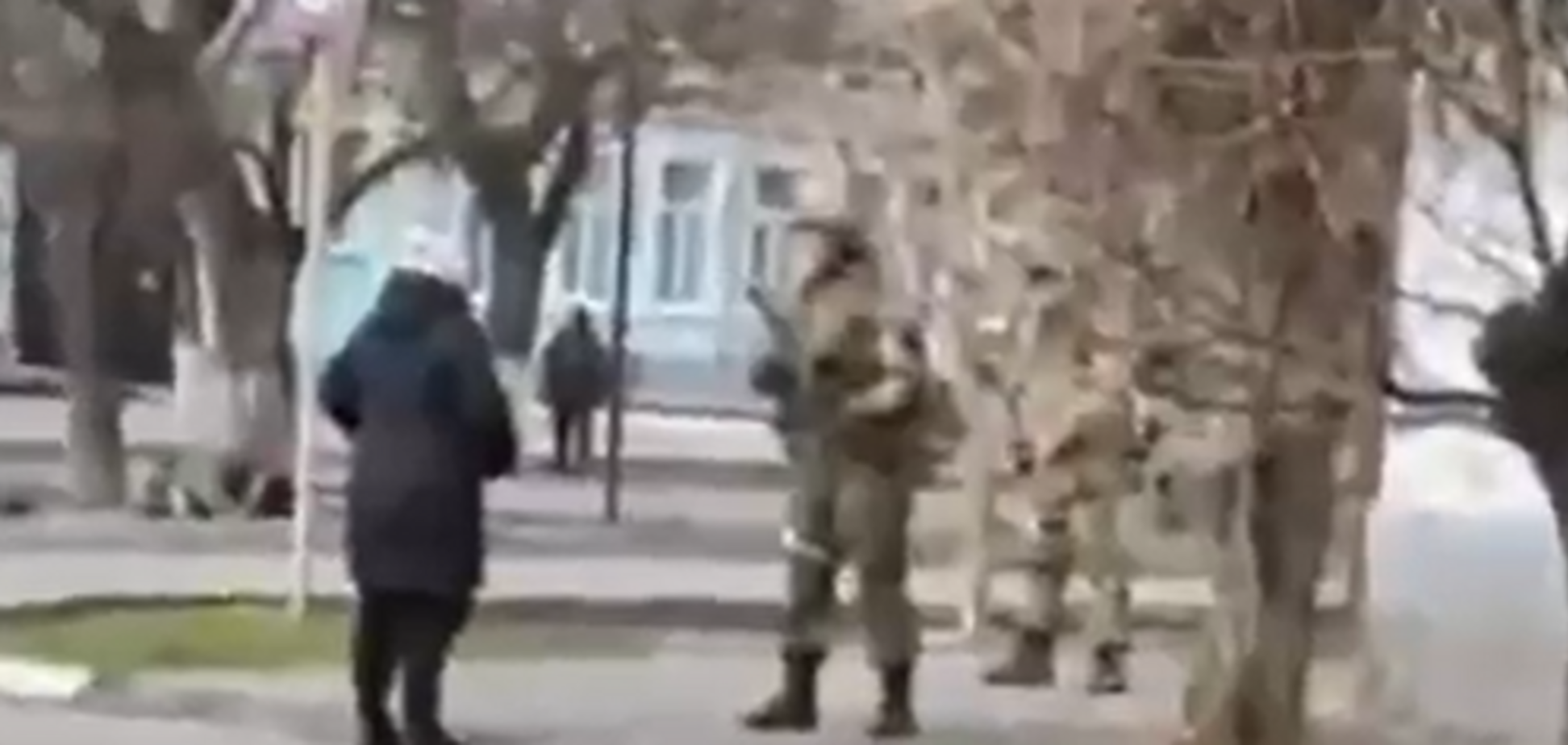 'Хоч покладіть у кишені насіння квітів': у захопленому Генічеську жінка звернулася до окупанта. Відео