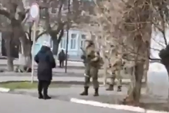 'Хоть положите в карманы семена цветов': в захваченном Геническе женщина обратилась к оккупанту. Видео