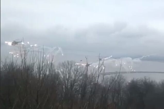 ПВО Украины сбили три российских вертолета в Гостомеле, продолжается бой. Видео