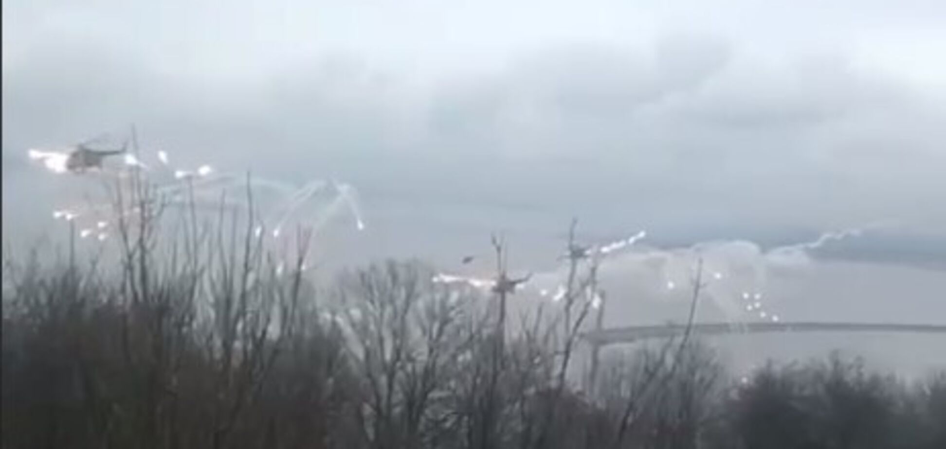 ППО України збили три російські вертольоти у Гостомелі, триває бій. Відео