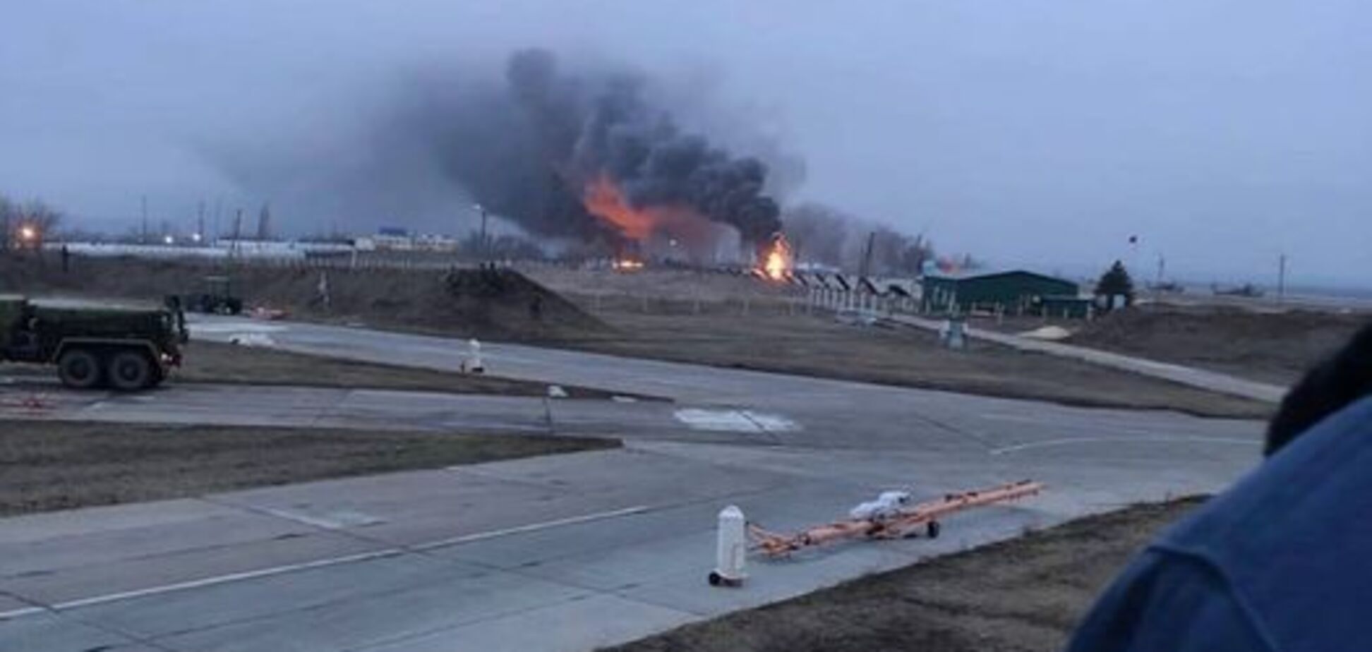 'А кто это сделал?' На аэродроме Миллерово в Ростовской области гремят взрывы. Видео