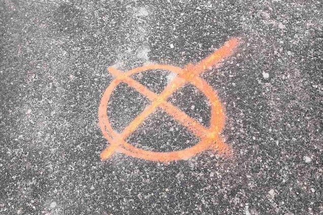 В соцсетях распространяются инструкции Укравтодора, как уничтожить вражеские отметки на дорогах. Фото