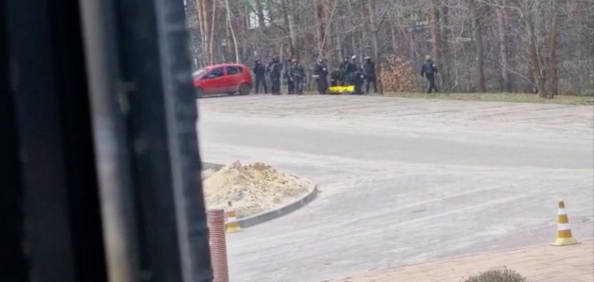 Російські окупанти захопили будинки ЖК Park Town у Бучі, у цивільному одязі пішли в ліс. Відео