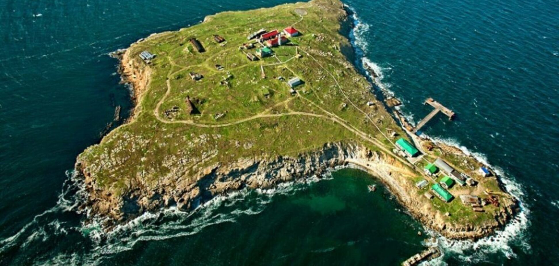 Российские террористы и вандалы на 'Острове Ахилла'-Змеиный: почему до сих пор молчат власти Греции и ЮНЕСКО?!