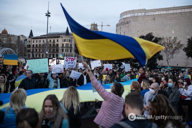 Люди принимают участие в акции протеста против вторжения России в Украину 24 февраля 2022 года в Барселоне, Испания