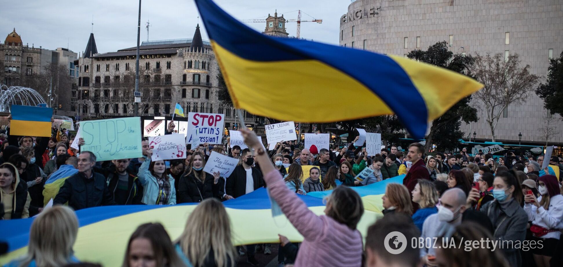 Люди принимают участие в акции протеста против вторжения России в Украину 24 февраля 2022 года в Барселоне, Испания