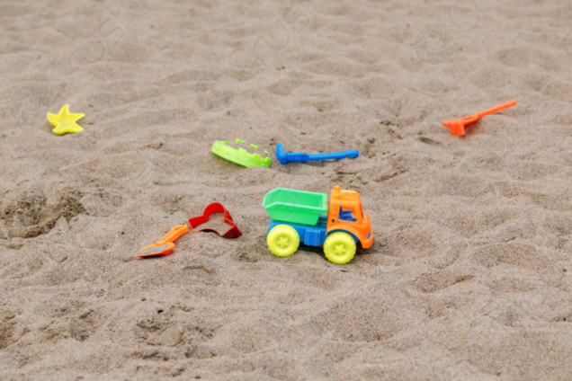 На Сумщині ворожа авіація розкидає дитячі іграшки та телефони, начинені вибухівкою