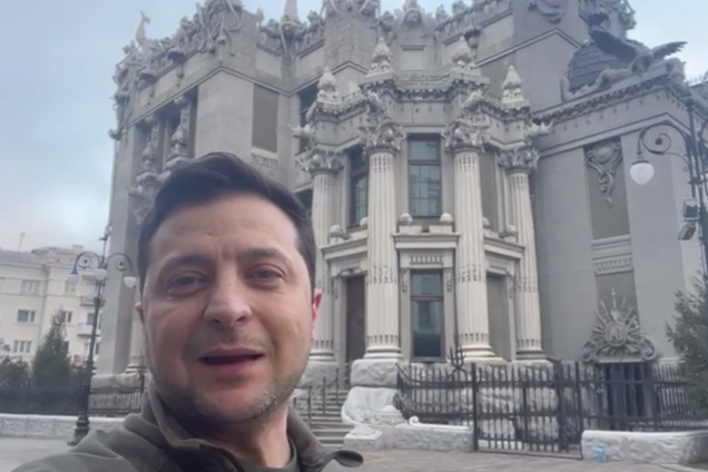 'Я здесь, оружие мы не сложим': Зеленский обратился к украинцам и призвал не верить фейкам. Видео