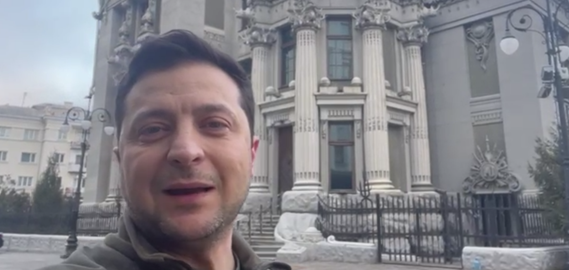 'Я здесь, оружие мы не сложим': Зеленский обратился к украинцам и призвал не верить фейкам. Видео