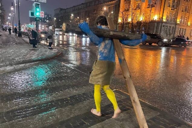 Росіянин пройшов вулицею, пофарбований у кольори прапора України та з хрестом: його тут же пов'язали