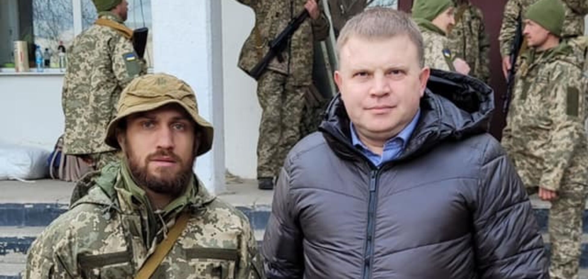 Ломаченко взял в руки автомат, чтобы защищать Украину от России. Фотофакт