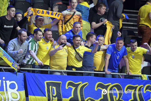 Фанаты сборной Украины горячо поддерживали команду в полуфинале Евро-2022 с Россией