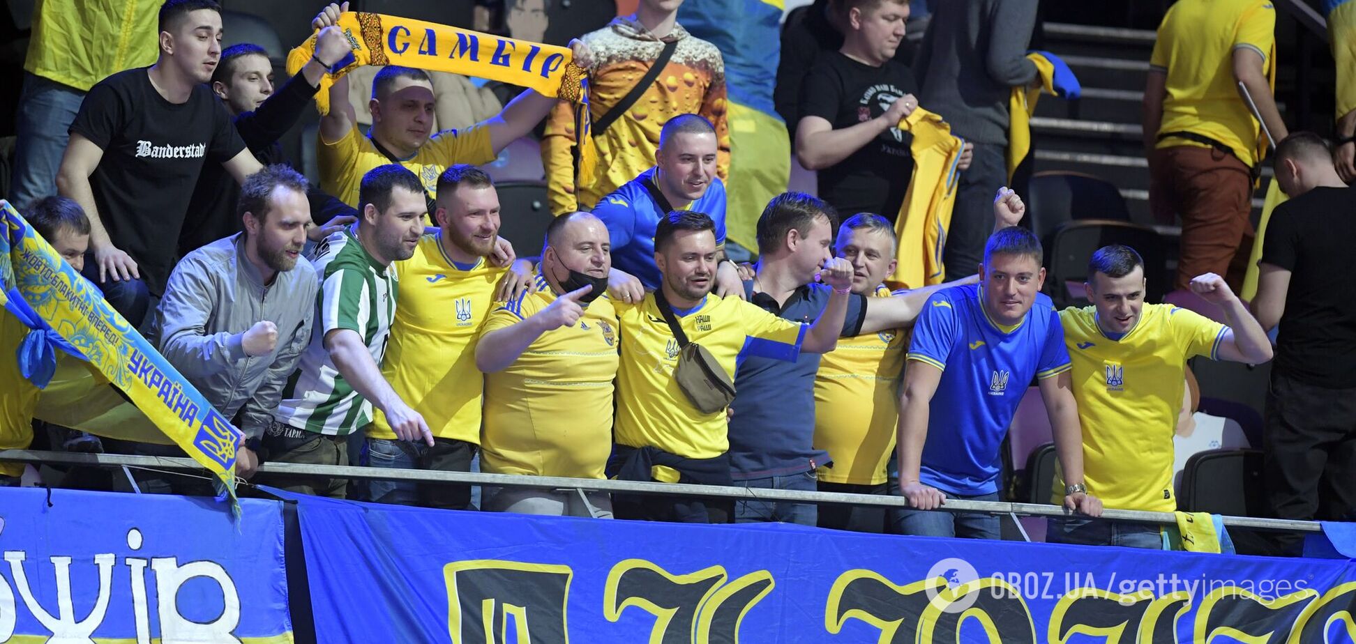Фанаты сборной Украины горячо поддерживали команду в полуфинале Евро-2022 с Россией