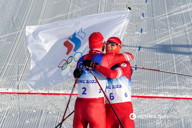 Лыжники с флагом ОКР.