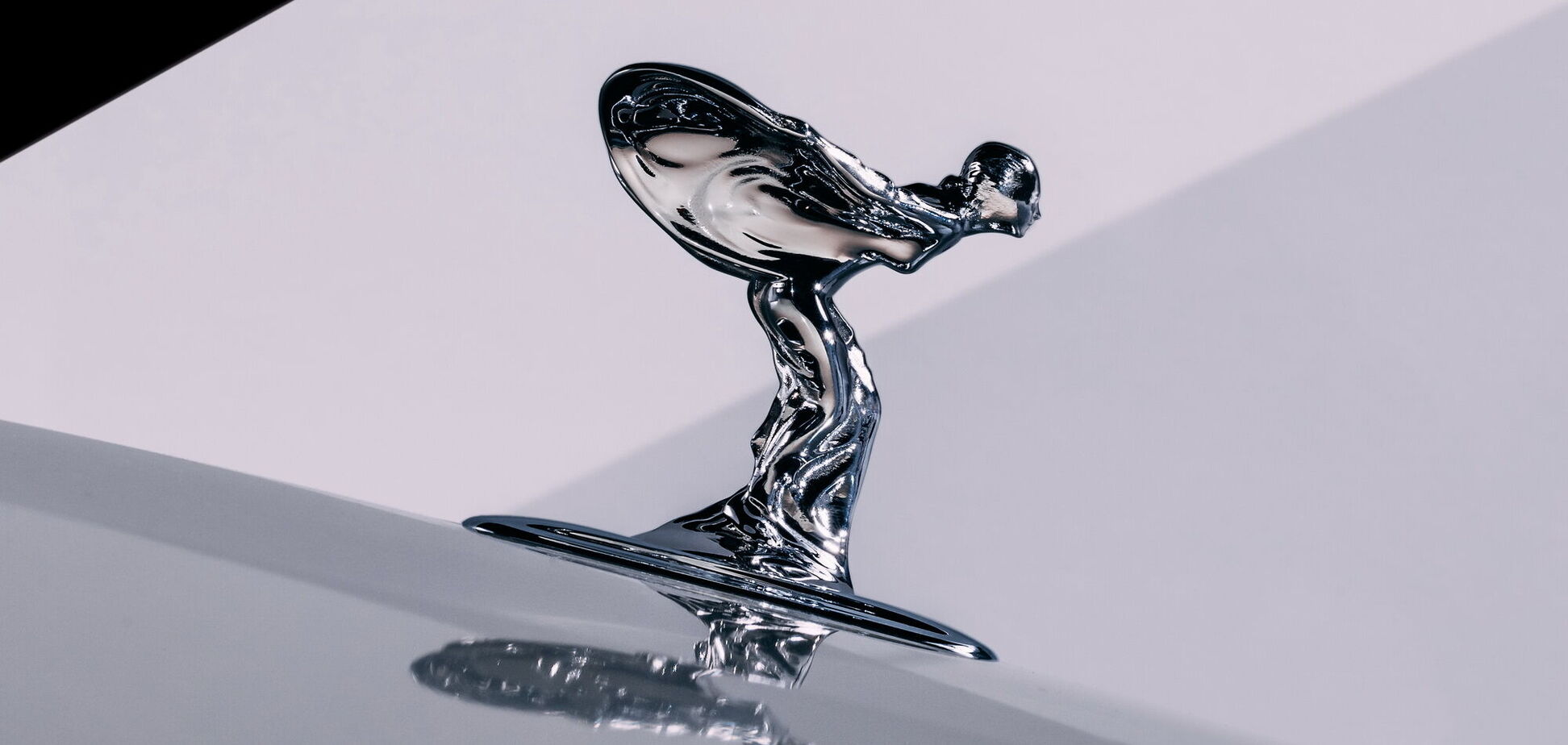 Rolls-Royce изменит фигурку на капоте для электрических моделей