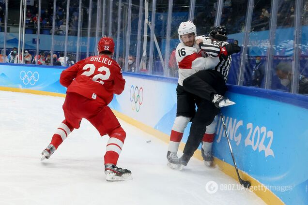 Швейцарские и российские хоккеисты подрались, а судью уложили на лед. Видео