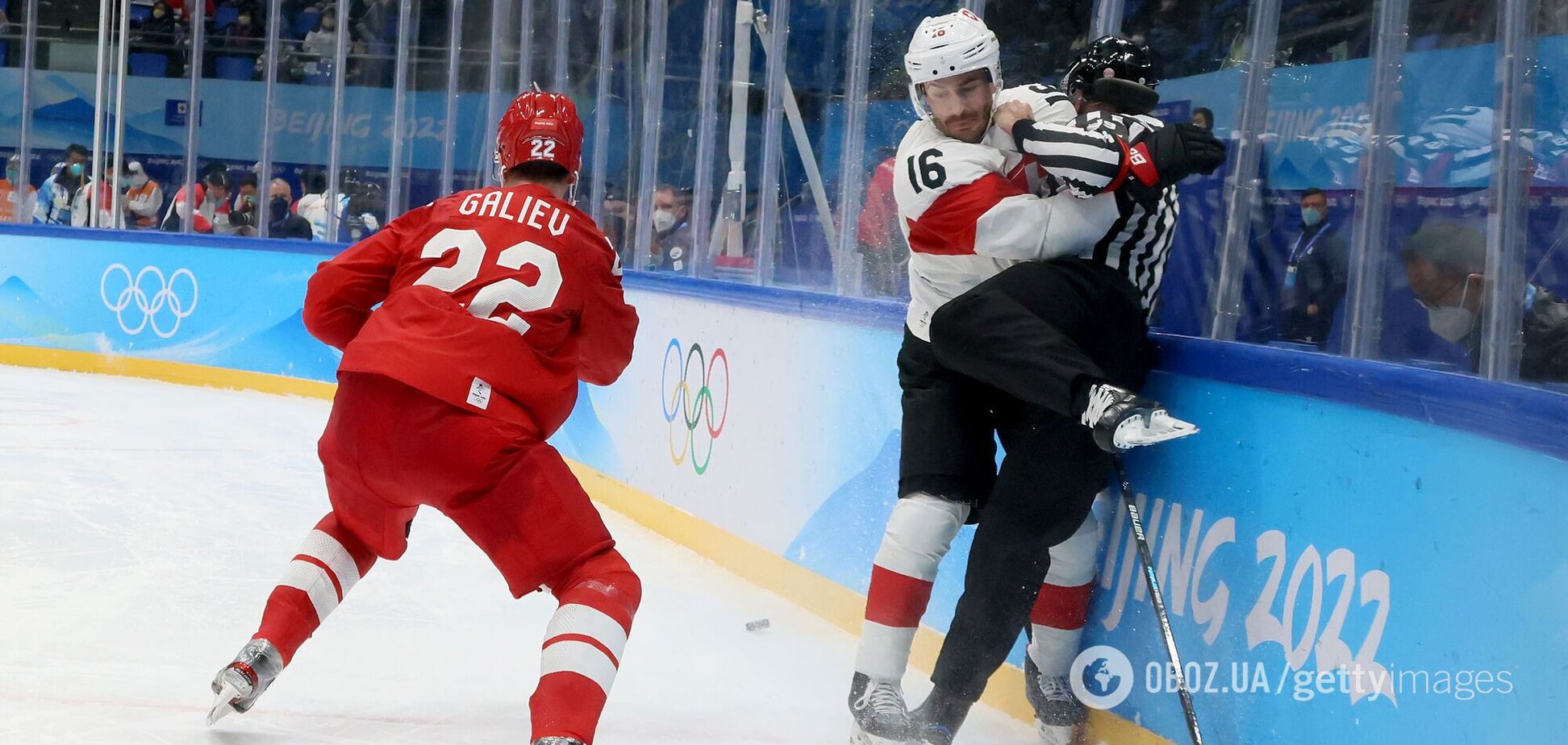 Швейцарские и российские хоккеисты подрались, а судью уложили на лед. Видео