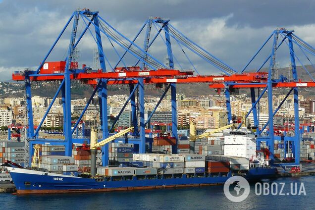 Судно с контейнерами Maersk, которая остановила перевозки в РФ