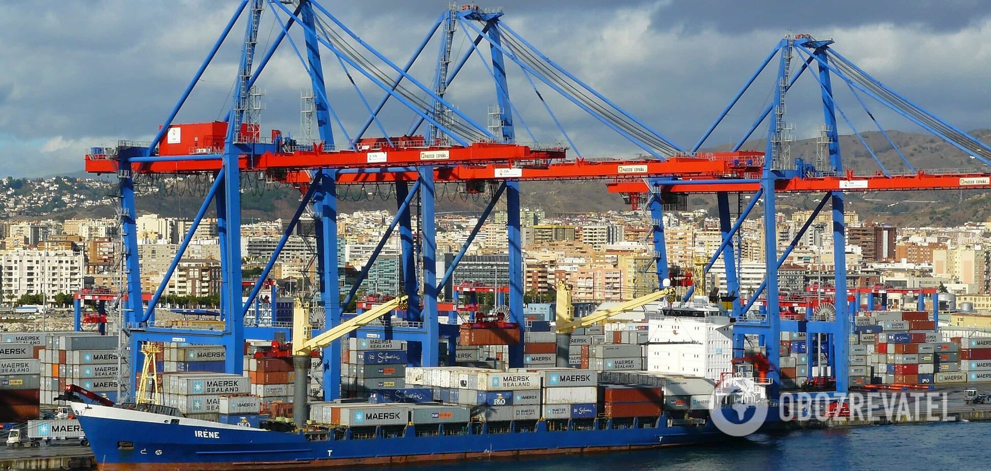 Судно с контейнерами Maersk, которая остановила перевозки в РФ