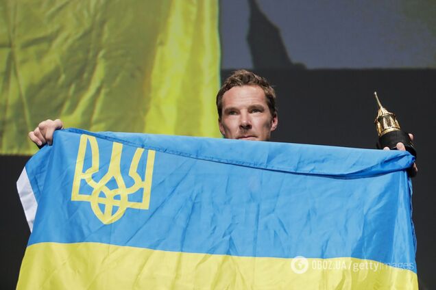 Бенедикт Камбербетч вийшов на сцену міжнародного кінофестивалю з прапором України