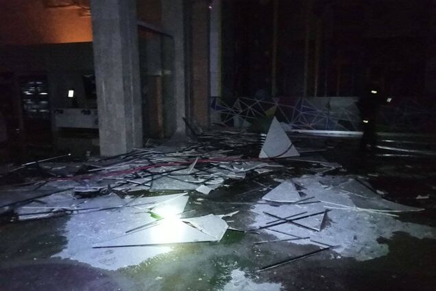 У Харкові окупанти обстріляли ТРЦ Nikolsky, спалахнула пожежа. Фото і відео