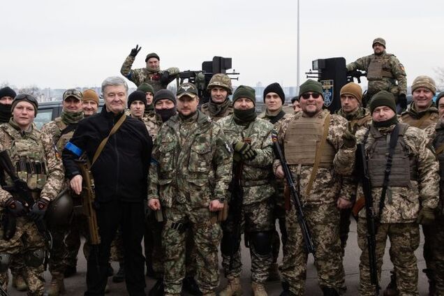 Порошенко передал бойцам ВСУ и теробороне 450 бронежилетов, грузовики и боевые пикапы – 'бандеромобили', вооруженные пулеметами ПКМ