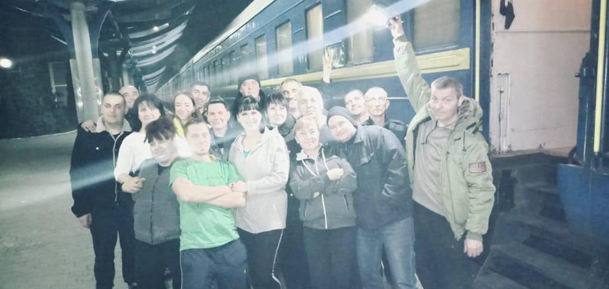 Бригада героев-железнодорожников уже три недели без выходных спасает украинцев