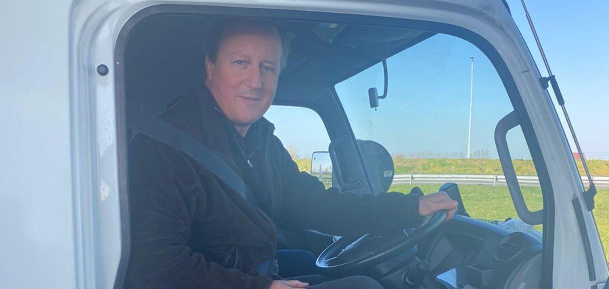 Экс-премьер Британии доставит в Польшу помощь для украинских беженцев. Видео