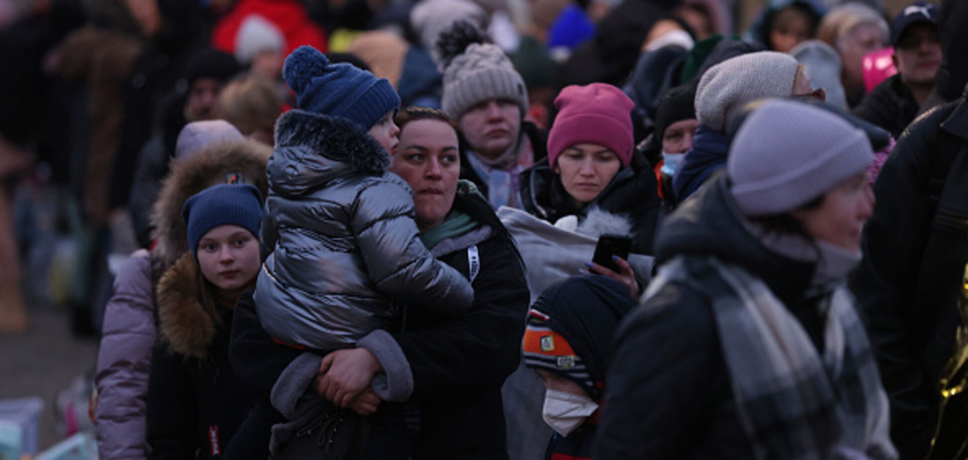 Первых переселенцев из Мариуполя в Каменском поселили в профилакториях и обеспечили помощью