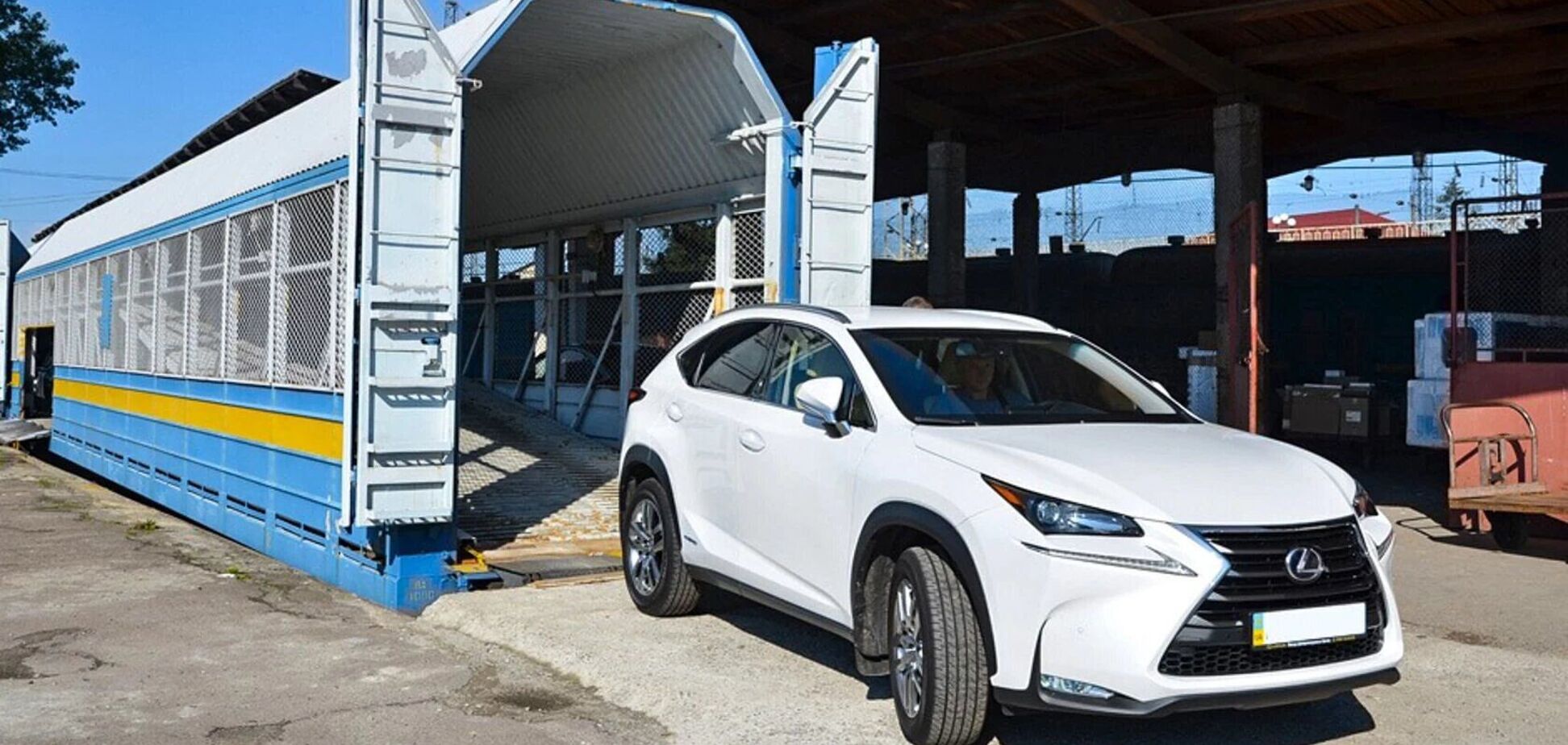 'Укрзалізниця' наладила перевозку авто в город Львов