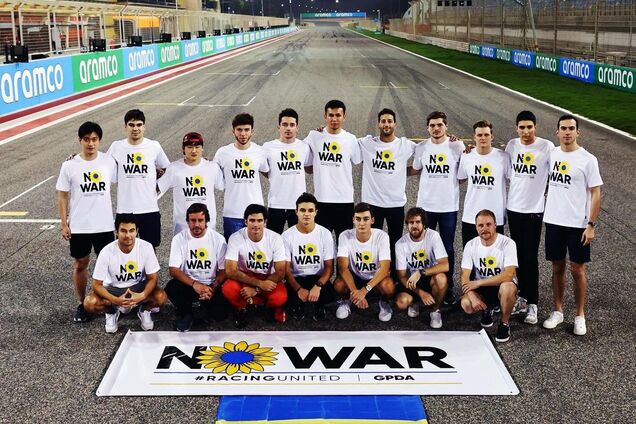 Пилоты Формулы-1 украсили шлемы украинской символикой