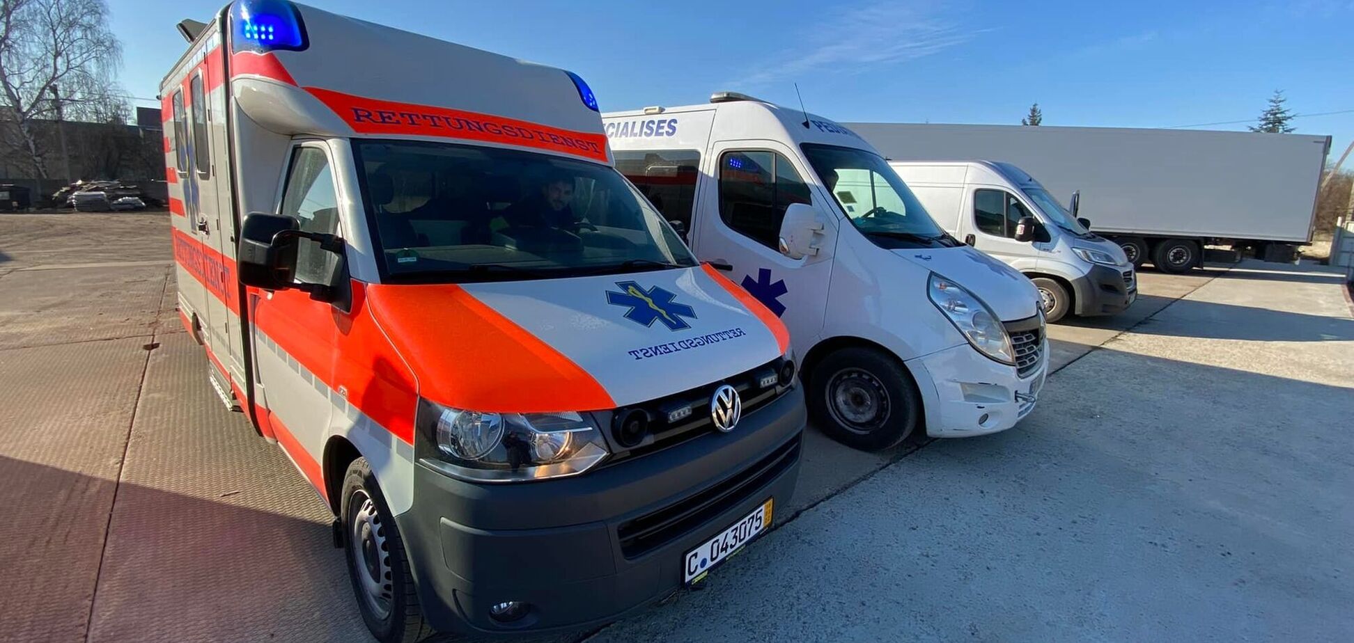 В Украину прибыли автомобили скорой помощи и медикаменты