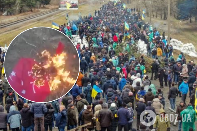 В Энергодаре местные жители повалили флагшток с 'красной тряпкой' оккупантов и сожгли ее. Видео