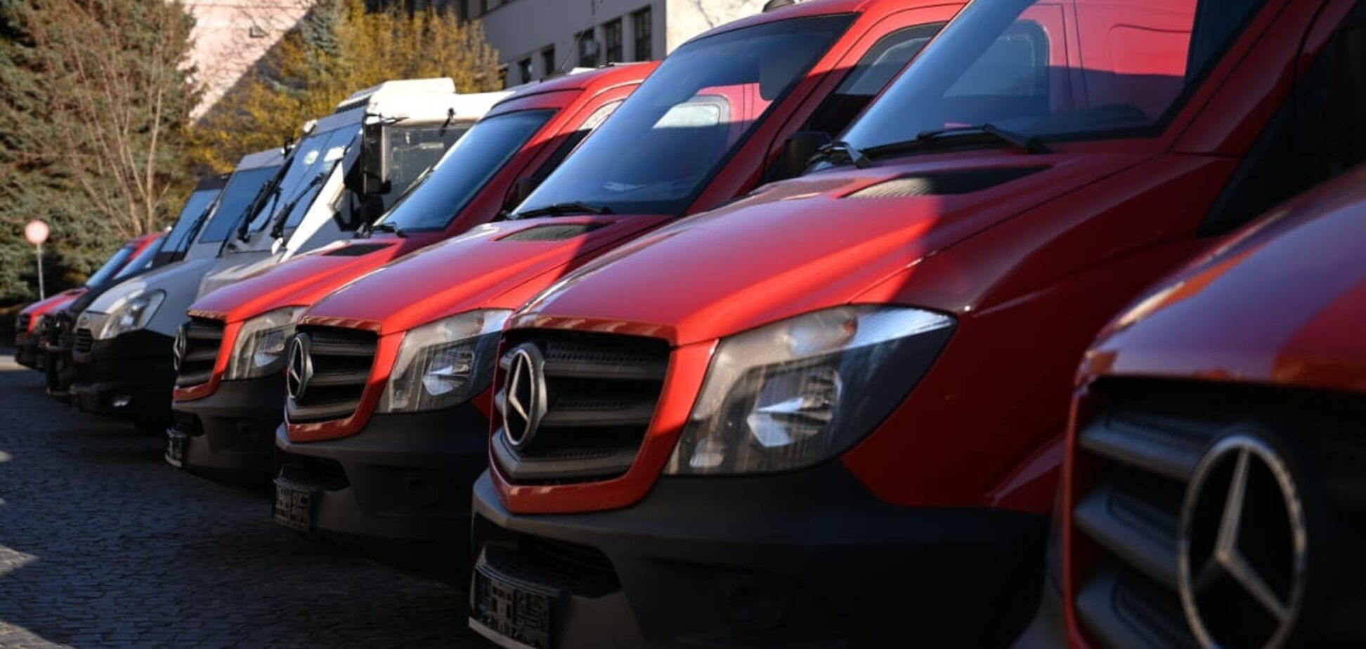 Закарпатська ОВА разом з підприємцями придбали 12 броньованих автобусів для евакуації